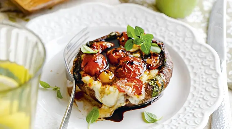 Champignons stuffed with mozzarella and tomatoes