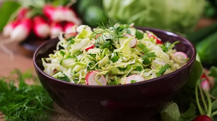 Light, fresh, vitamin-packed: young cabbage salad in 5 minutes