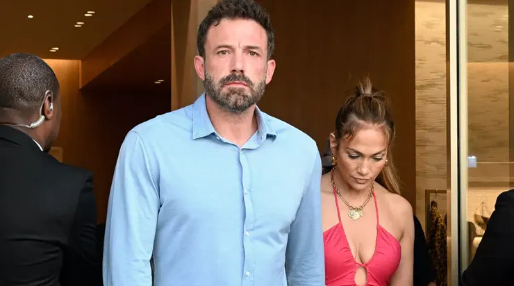 Jennifer Lopez canceled the tour due to problems in her relationship with Ben Affleck